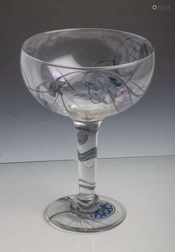 Großer Glaspokal (neuzeitlich), aus klarem Glas mit grau-blauen Aufschmelzungen, H. ca. 27cm, Dm.