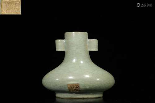 A CHINESE GUAN WARE VASE, SONG DYNASTY