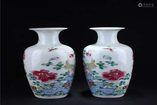 A PAIR OF CHINESE FAMILLE ROSE GUANYIN VASE, QING