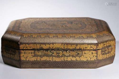 A CHINESE GILT-LACQUERED WOOD BOX WITH FLOWER PATTERN,
