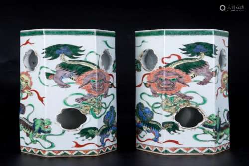 A PAIR OF CHINESE FAMILLE VERTE HEXAGON VASE, QING