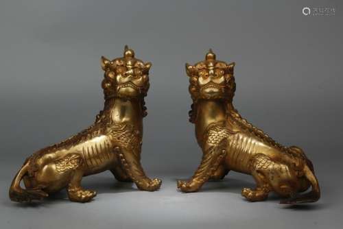 A PAIR OF CHINESE GILT-BRONZE MYTHICAL BEAST STATUE,