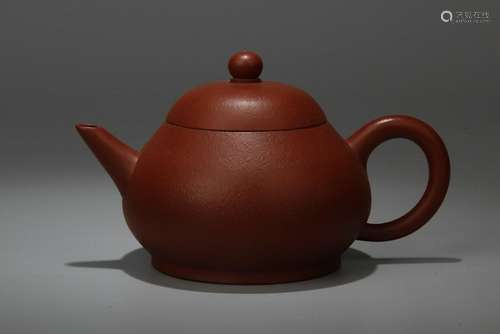 A CHINESE YIXING TEAPOT WITH EIGHT CHARATERS MARK, LATE