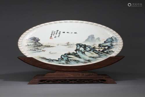 A CHINESE PORCELAIN FAMILLE VERTE DISH WITH ORIGIN WOOD