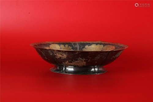 A RARE CHINESE GILT-SILVER DISH WITH FLOWER PATTERN,