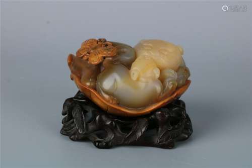 A CHINESE AGATE ELDER ORNAMENT, QIANLONG PERIOD, QING