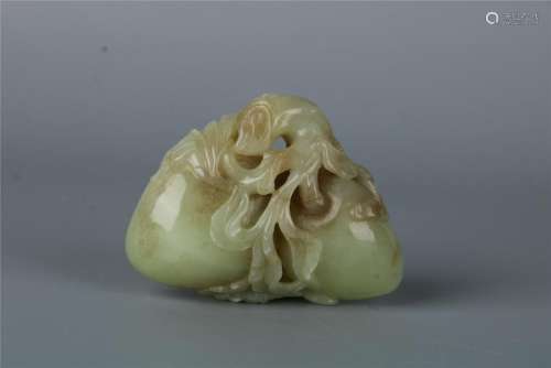 A CHINESE YELLOW JADE PEACH-SHAPED ORNAMENT, QIANLONG