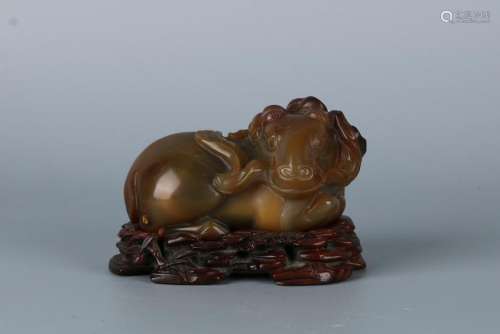 A CHINESE CARVING OF GOAT AGATE ORNAMENT, QIANLONG