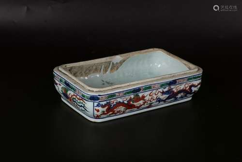 A CHINESE FAMILLE VERTE BOX WITH PHOENIX PATTERN, WANLI