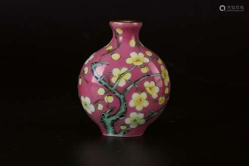 A CHINESE FAMILLE ROSE SNUFF BOTTLE, QIANLONG PERIOD,