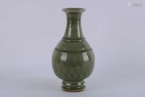 A CHINESE LONG QUAN CELONDON GLAZED VASE, MING DYNASTY