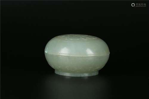 A CHINESE WHITE JADE FACE POWDER BOX, QIANLONG PERIOD,