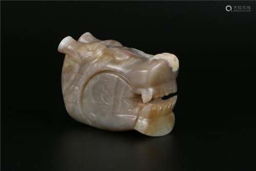 A CHINESE DRAGON-SHAPED FINE WHITE JADE PENDANT,