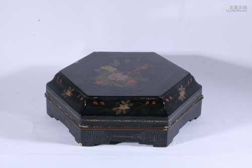 A CHINESE BLACK LACQUER WITH GOLD DECORATION HEXAGON