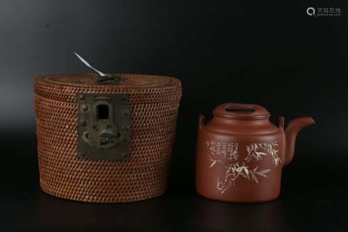 A CHINESE YIXING CLAY TEAPOT WITH ORIGIN BOX,