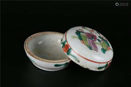 A CHINESE FAMILLE ROSE FACE POWDER BOX, QING DYNASTY