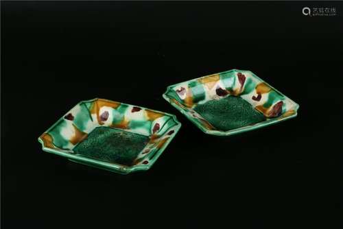 A PAIR OF CHINESE THREE COLOR GLAZED DISH, KANGXI