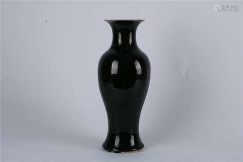 A CHINESE PURPLE GLAZED VASE WITH KANGXI SIX CHARACTERS