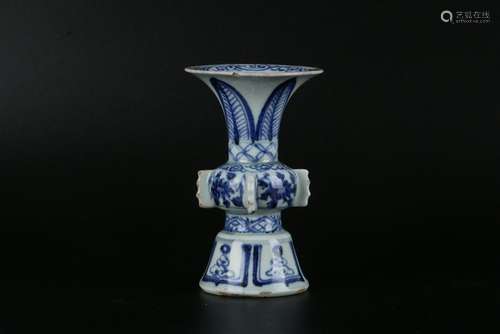 A CHINESE BLUE AND WHITE FLOWER VASE, MING DYNASTY