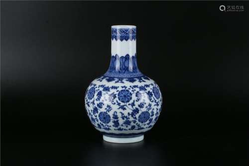 A CHINESE BLUE AND WHITE VASE, QIAN LONG PERIOD,QING