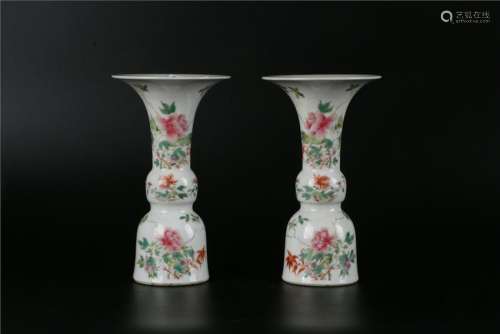A PAIR OF CHINESE FAMILLE ROSE VASE, QIANLONG PERIOD,