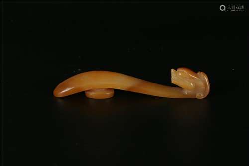 A CHINESE YELLOW AGATE BELT HOOK, QIANLONG PERIOD,QING