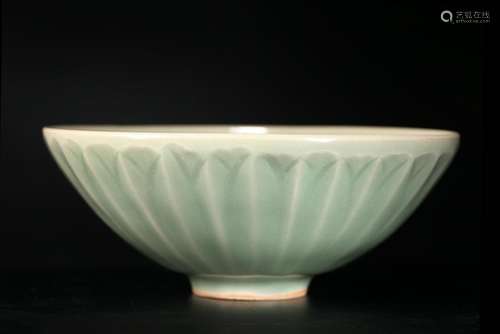 A CHINESE LONGQUAN CELADON BOWL,SOUTHERN SONG DYNASTY