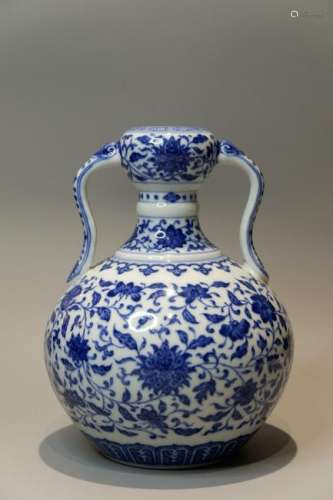 A CHINESE BLUE AND WHITE VASE,WITH YONGZHENG SIX