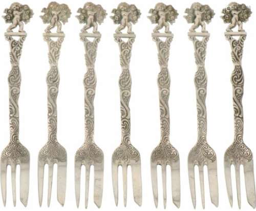 (7) Gebak vorken zilver.Uitgevoerd met gegoten barok versieringen en putti. Vermoedelijk Duitsland/