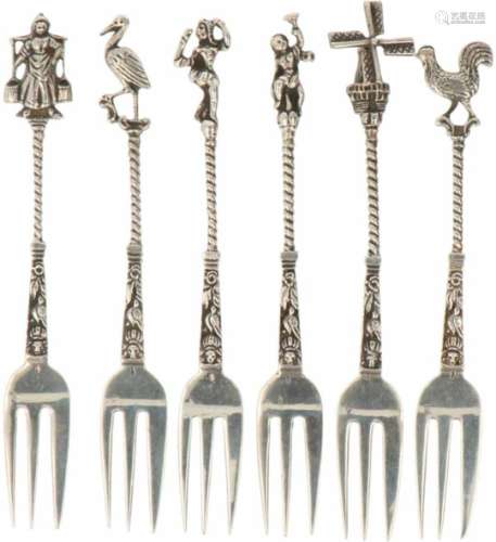 (6) Gebak vorkjes zilver.Uitgevoerd met getorste steel en gegoten figuren w.o. ooievaar, haan, molen