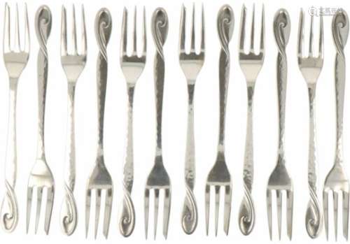 (12) Gebak vorkjes zilver.Uitgevoerd met gehamerde steel en organisch gevormde versiering.