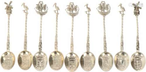 (9) Theelepeltjes zilver.Uitgevoerd met gegoten hollandse provincie wapens en getorste steel.