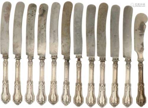 (12) delige messen set zilver.Uitgevoerd met barok versierde gevulde handvatten. Duitsland, 20e