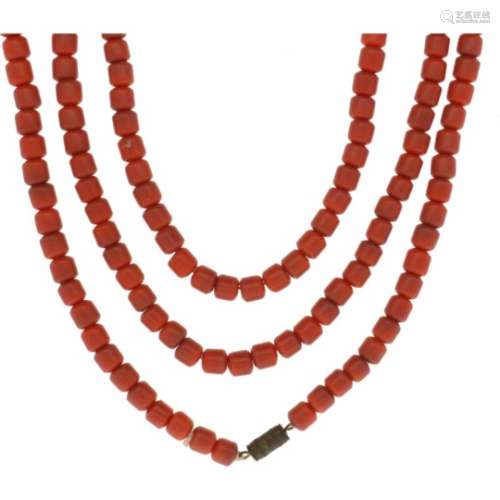 Collier met rode kralen.L: 160 cm. Gewicht: 92,8 gram.Necklace, red beads.L: 160 cm. Weight: 92.8