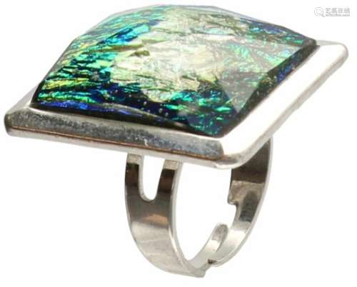 Design ring, fantasie steen. Ringmaat licht verstelbaar. D: 18,5 mm. Gewicht: 10,5 gram.Design ring,