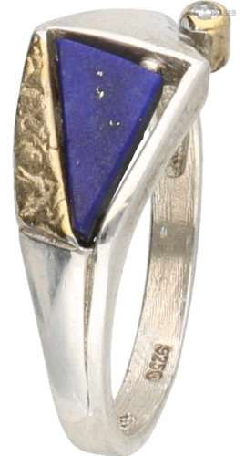 Design ring zilver, lapis lazuli en zirkonia - 925/1000.Met geelgouden details. Ringmaat: 17,5 mm.