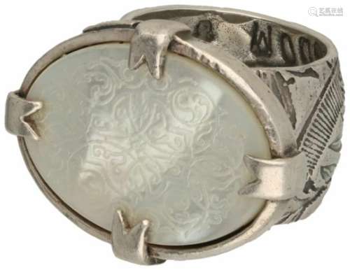 Gem Kingdom ring zilver, gegraveerd parelmoer - 925/1000.Ringmaat: 17 mm. Gewicht: 22,8 gram.Gem