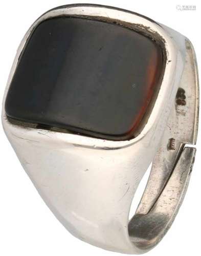 Zegelring heren zilver, onyx - 835/1000.Ringmaat licht verstelbaar. Ringmaat: 20 mm. Gewicht: 5,9