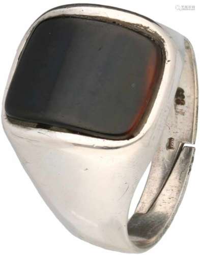 Zegelring heren zilver, onyx - 835/1000.Ringmaat licht verstelbaar. Ringmaat: 20 mm. Gewicht: 5,9