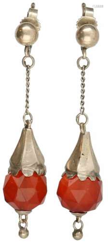 Oorbellen zilver, carneool - 835/1000.LxB: 4,8 x 1 cm. Gewicht: 6,3 gram.Earrings silver,