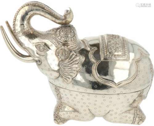 Betel doos BWG.Uitgevoerd als olifant met gegoten en gegraveerde traditionele versieringen.