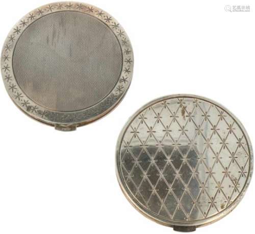 (2) Poederdozen zilver.Ronde modellen voorzien van gegraveerde versieringen. Duitsland, Schwäbisch