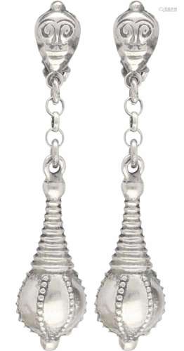 Oorbellen zilver - 835/1000.1 Pouchette ontbreekt. LxB: 4,8 x 0,8 cm. Gewicht: 4,4 gram.Earrings