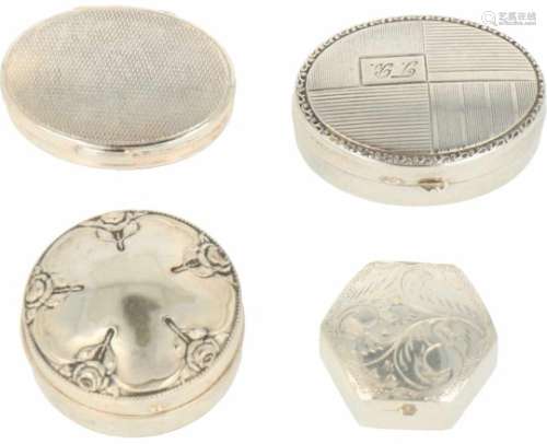 (4) Pillendoosjes zilver.W.o. 1 onedel exemplaar. 20e eeuw, Keurtekens: diverse keuren. 47 gram, 0/