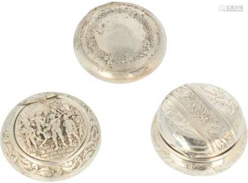 (3) Pillendoosjes zilver.W.o. 2 zilver en 1 onedel. Nederland/ Frankrijk, 20e eeuw, Keurtekens: