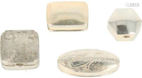 (4) Pillendoosjes zilver.Diverse uitvoeringen. 20e eeuw, Keurtekens: diverse keuren. 47 gram, 0/