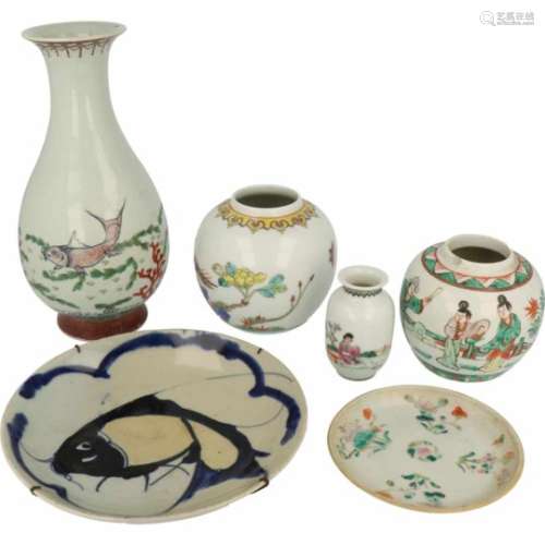 Een lot divers Chinees porselein.Diverse kwaliteiten en periodes.A lot with diverse Chinese pottery.