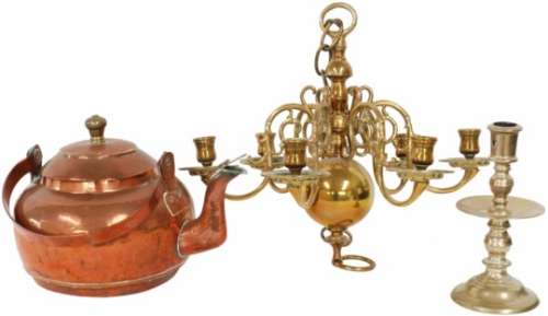 Een lot koper met daarin een appelketel, kroonluchter en kandelaar. 19e eeuw.A lot with copperware
