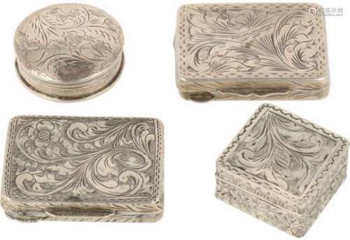 (4) Pillendoosjes zilver.Allen met gegraveerde rocaille decoraties. 20e eeuw, Keurtekens: diverse