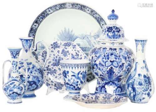 Een verzameling keramiek. W.o. Delfts blauw, o.a. De Porceleyne Fles en Société Céramique decor
